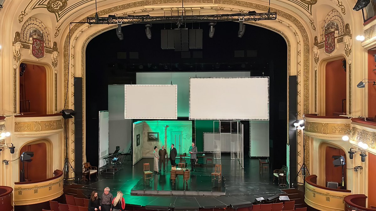 Lauantai-ilta meni huikean Ensimmäisen tasavallan parissa Kansallisteatterissa. Vahva suositus!