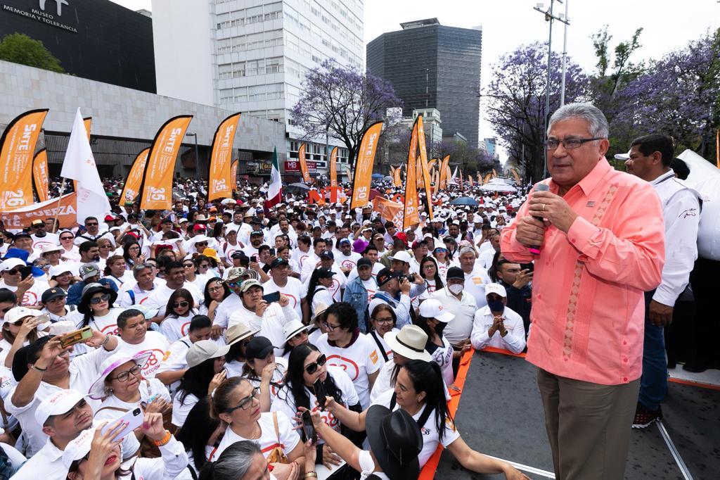 JaimeG_Roque's tweet photo. #ElSNTEconAMLO
#PorElRescateDeLaSoberanía

🔴 El #SNTE 📚 con su líder nacional, Mtro. Alfonso Cepeda Salas, respalda al Presidente @lopezobrador_ 🇲🇽 en el 85 Aniversario de la Expropiación Petrolera, y le refrenda su apoyo para afianzar la transformación del país ✅ https://t.co/JFosrNyLfn