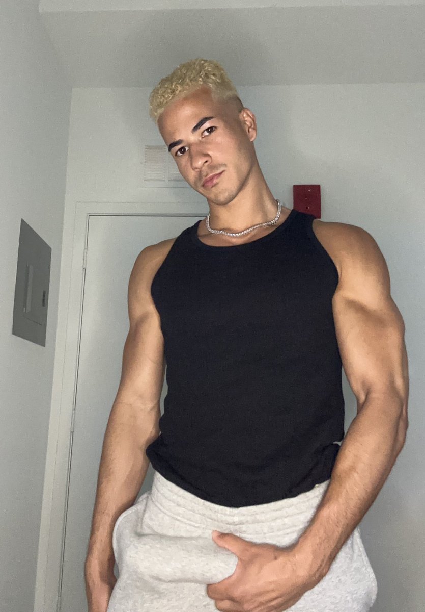 Constantine_AB's tweet photo. Where my bottoms at? 😏 #fitness  https://t.co/nknRPmOKLi https://t.co/SPsvAdbS37