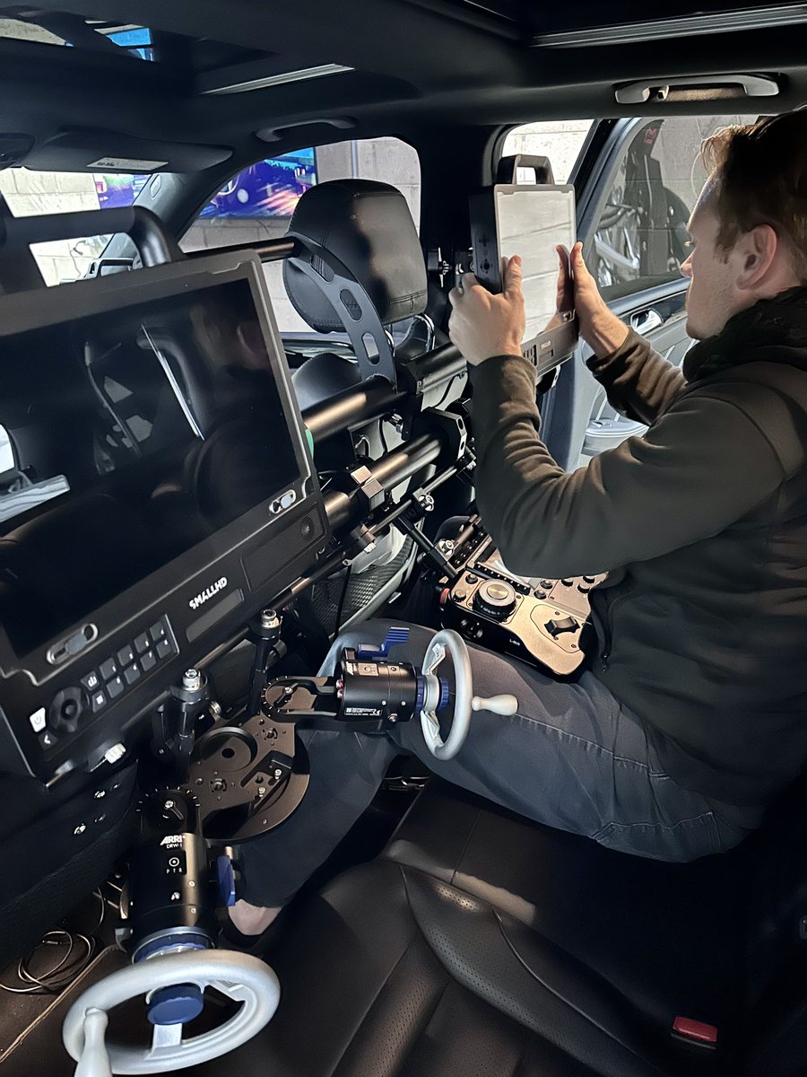 Aaron Gantt is fine-tuning the rear seat controls and monitors inside the Mercedes ML63 AMG with the powerful MotoCrane HYPER Arm on top. @aarongantt
#teamwork #armcar #chasecar #smallhd #arri #srh360 #mercedes #stunts #precision 