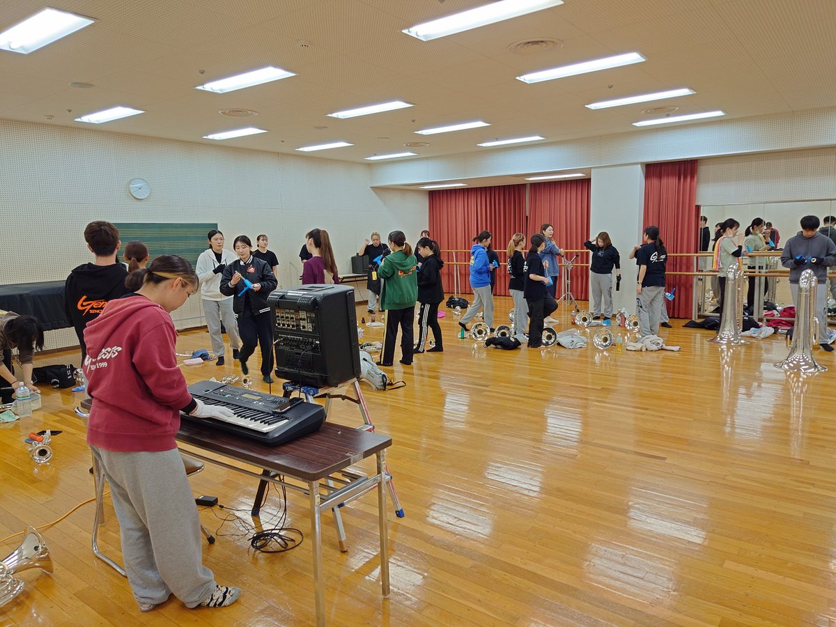 WHO_march's tweet photo. みんなすでにスイッチ入ってる〜(*´∀｀*)

■昼
開場：13時00分/開演：13時30分
■夜　

開場：17時00分/開演：17時30分

価格：[全自由席] 1900円(未就学児無料)
※未就学児で席が必要な場合、別途チケットをご購入ください。​
▼当日券販売開始時間
昼：12時〜
夜：16時〜

#G_live2023 https://t.co/hxOro1hwhd
