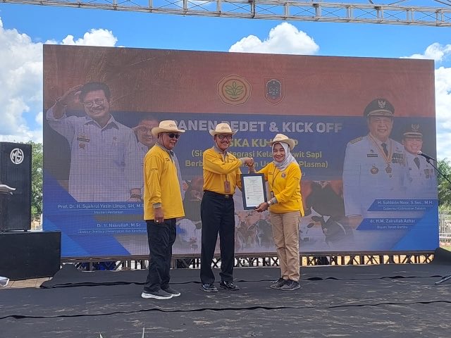 lpnkarangintan's tweet photo. Dihadapan Mentan RI dan Gubernur Kalsel, Faisol Ali Serahkan Sertifikat Hak Cipta Aplikasi ‘SISKA KU INTIP’
 
@kumham_kalsel @lpnkarangintan
#KumhamKalsel #FaisolAli #LPNKarangIntan @lpnkarangintan #WahyuSusetyo
Kanwil Kemenkumham Kalsel | Faisol Ali https://t.co/jKjxXWlQze
