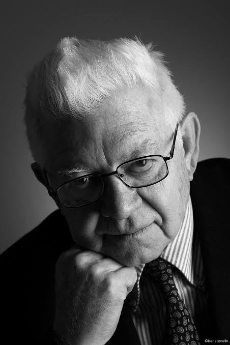 “Bir küreselleşme kandırmacası var. Yıllardır bununla meşgul ediyorlar insanları. Ben diyorum ki çoğunluğun köle, azınlığın efendi olacağı bu sistem küreselleşme değil; küresel kraliyetçiliktir. Birileri bütün dünyaya hâkim olma gayretinde.”

Prof. Dr. Oktay Sinanoğlu