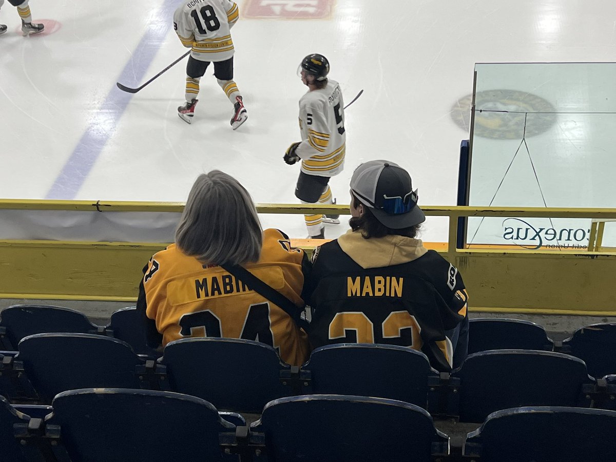 mabesmum's tweet photo. Let’s go boys! Cheering on the @SJHL_Hawks #sjhl #goboys #digdeep #wantit #teammabin #💛🖤34 https://t.co/oDf6460PTX