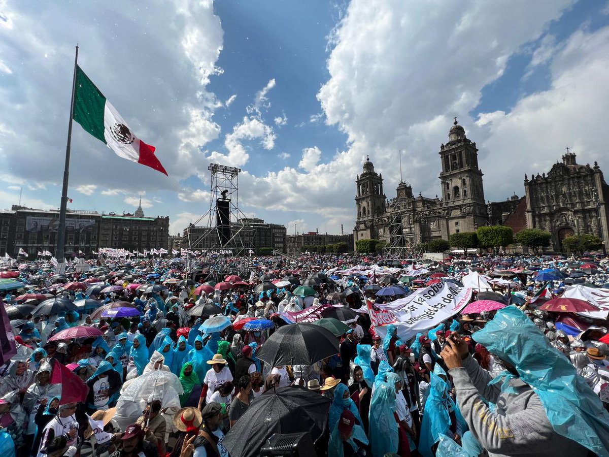 rosaicela_'s tweet photo. Ver la alegría de la gente, en este día de fiesta, nos da la certeza que estamos del lado correcto de la historia. @lopezobrador_ #EsUnHonorEstarConObrador
#LaPatriaSeDefiende  #PorElRescateDeLaSoberanía 
#85AñosExpropiaciónPetrolera 🇲🇽 https://t.co/sjcN4RSWie