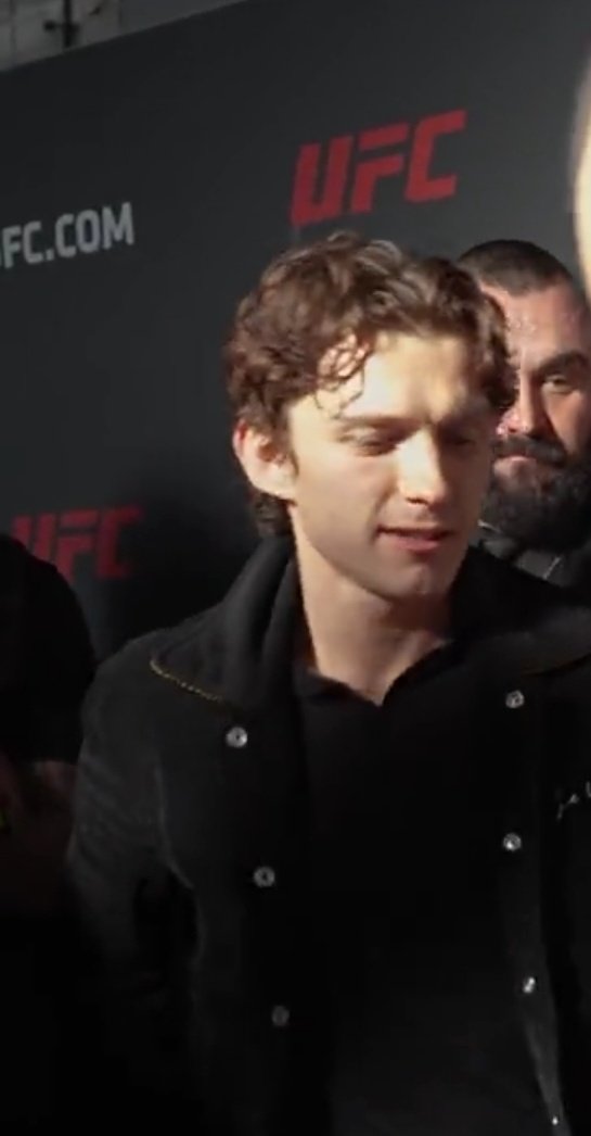 jojoannarvin's tweet photo. Tom Holland winning best boyfriend looks he's sooo gorgeous and charming ❤️🥲 one of the best things that happened in 2023 https://t.co/AhBvfi3xZI