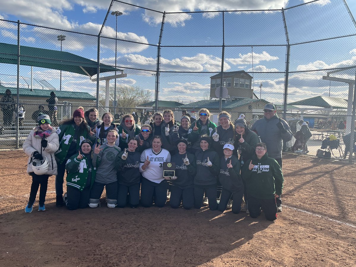 MtVernSoftball's tweet photo. Championship game result
MV 4 Diamond 3. Molly Daniels with a walkoff double in the 7th https://t.co/Up5vEbAFIe