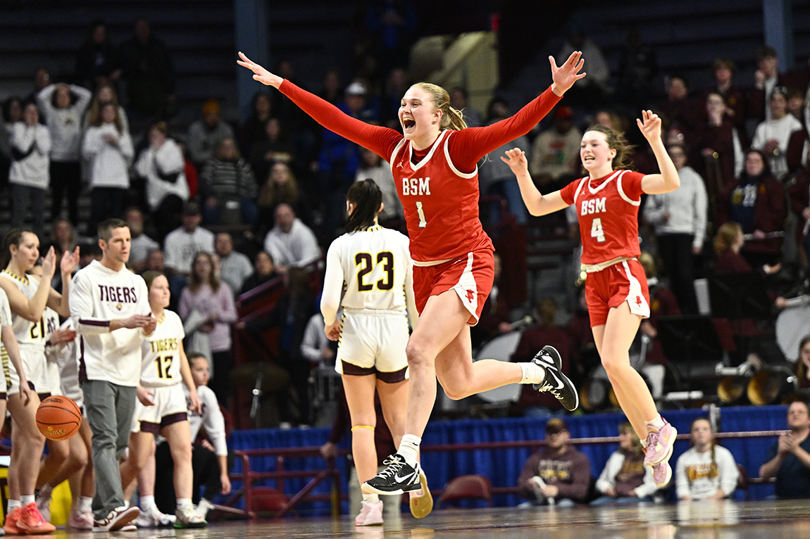 BreakdownUSA's tweet photo. FINAL @MSHSL girls' basketball state tourney at Williams Arena

Class 3A championship
#2 Benilde-St. Margaret's eged #4 Stewartville, 66-60. @sierrelumpkin with 21 pts, @OliviaOlson2024 with 19 pts, 17 reb for @BSMGirlsHoops
  
@GMacHoops https://t.co/OOwHBAsMxo