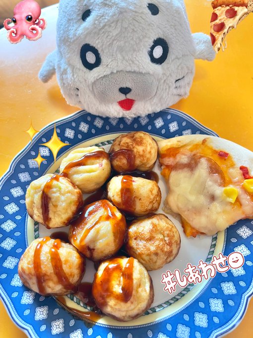 🐙🍕お腹いっぱい食べていいよー😊ウッキュー(*´ω`*)✨#ゴマちゃん #ゴマ助 #ぬい活 #もぐもぐタイム 