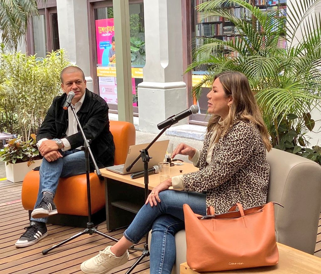 GabrielPosada's tweet photo. @Aloperamed @VilchezLucero @Comfama Más fotos y sonrisas de mis amigos, celebrando el EP 100 del podcast #EnLaCasa en @Comfama Claustro San Ignacio 🎙️ @lucerov 👩‍🍳 ¡Gracias! https://t.co/mjBdfqL9Ex https://t.co/kXNrrUC0q4