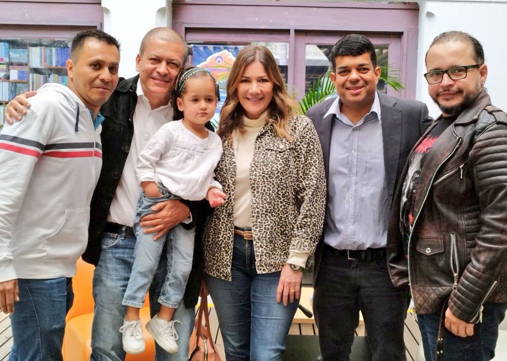 GabrielPosada's tweet photo. @Aloperamed @VilchezLucero @Comfama Más fotos y sonrisas de mis amigos, celebrando el EP 100 del podcast #EnLaCasa en @Comfama Claustro San Ignacio 🎙️ @lucerov 👩‍🍳 ¡Gracias! https://t.co/mjBdfqL9Ex https://t.co/kXNrrUC0q4