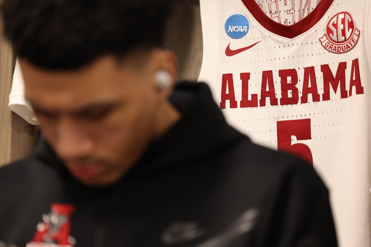 AlabamaMBB's tweet photo. The Tide are in the building!

#RollTide | #BlueCollarBasketball https://t.co/5o10ytSQY3