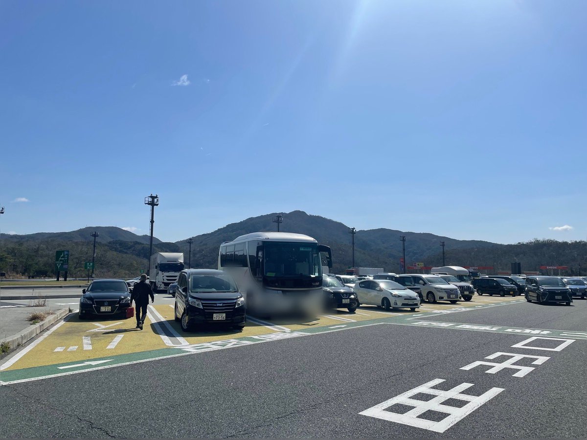 ETSUKOBUSTIME5's tweet photo. おざます🚌✨
バス専用レーン…自家用で満(T . T)

私たち大型バスは乗用車レーンに停めれない上に、何十人という団体が車道をまたぐのは危険なので最前列にバス専用レーンが設けられています。

何卒ご理解、ご協力をお願いしたいですm(_ _)m https://t.co/RVC99GUqvP