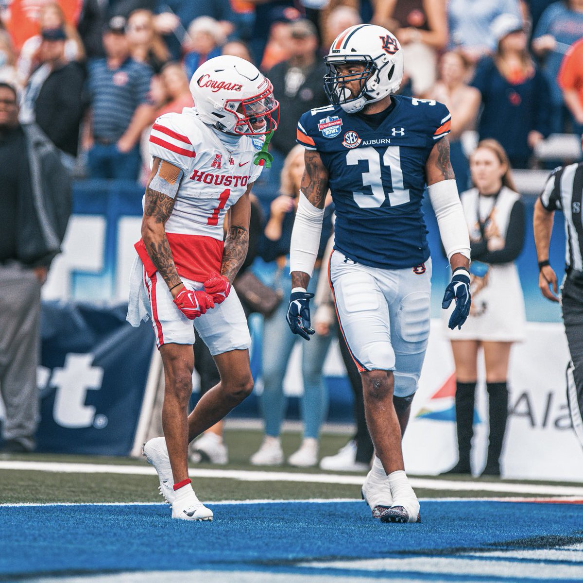 UHCougarFB's tweet photo. .@UHCougarFB            @UHCougarMBK
                               🤝
       Beating Auburn in Birmingham 

#GoCoogs x #ForTheCity https://t.co/fg1QwX934e