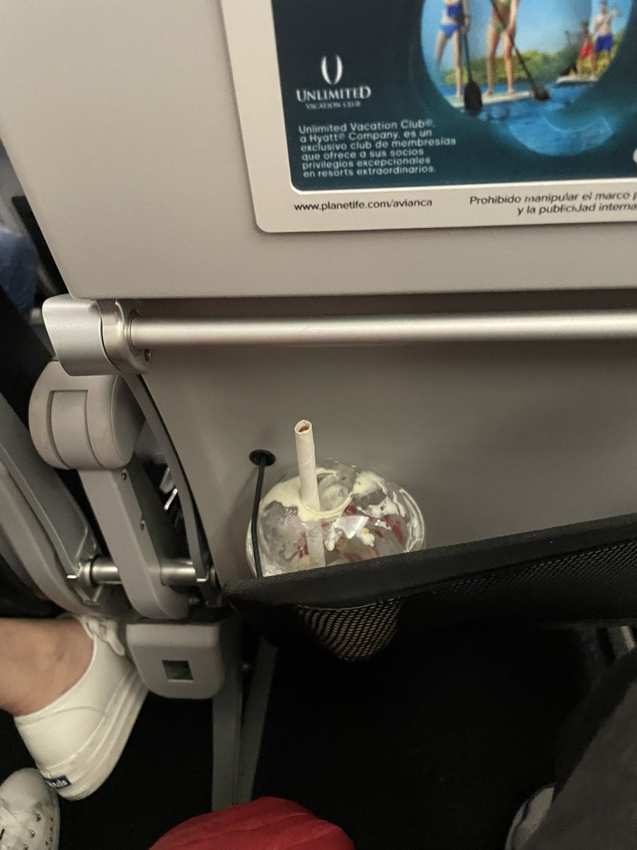 AMMF2021's tweet photo. @Avianca @AviancaEscucha literal un asco viajar con Uds https://t.co/RvjQv8Uh2t