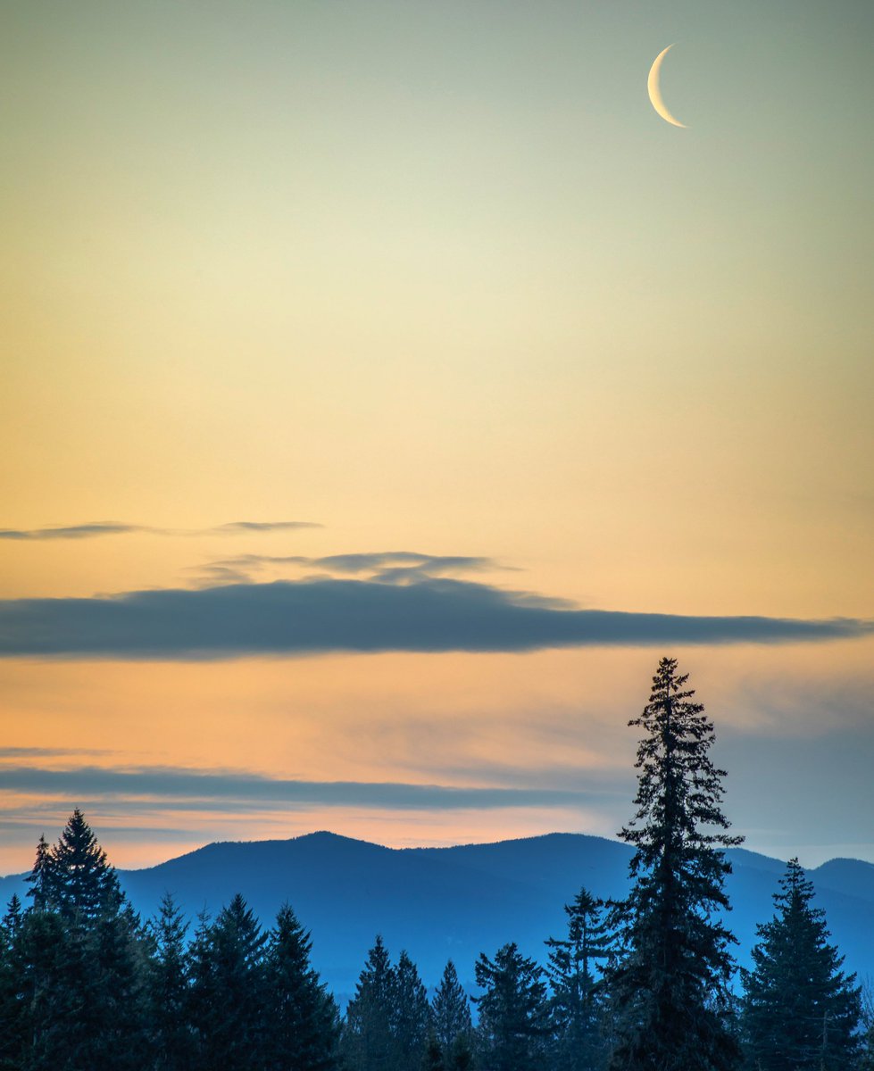After more than 20 days of below normal temps, we’ve had three gorgeous days in Oregon. The waning crescent moon put on a show this morning. #stormhour #earthpics