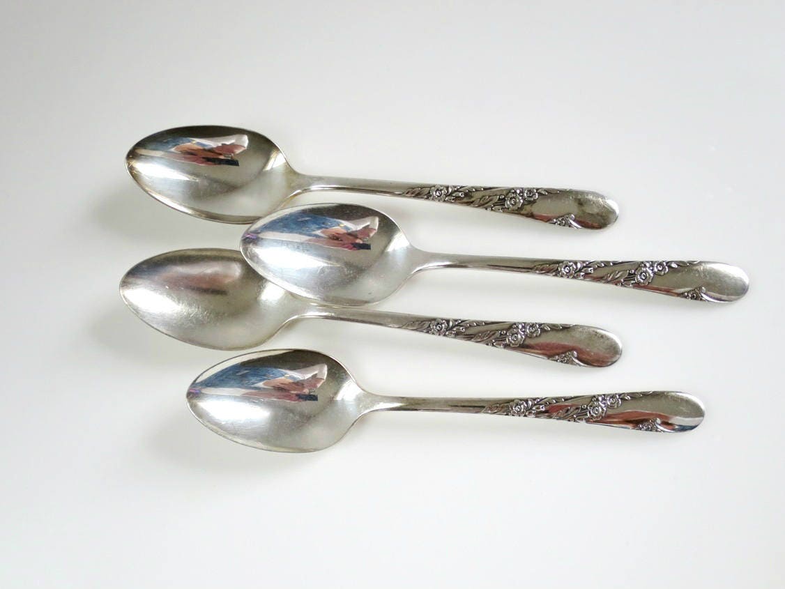 swirlingO11's tweet photo. Vintage Oneida Bridal Wreath Pattern, 1950s Tea Spoons Set of 4, Bridal Wedding Gifts https://t.co/rkwGycALQO #EteamUnity #TMTinsta #SMILEtt23 https://t.co/YipcT5uYIe