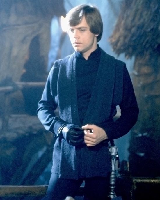 Pontevedrian's tweet photo. @ProtoLump @Tier1Diabetic I've always thought it was a missed opportunity that they didn't make Luke's simple black outfit from ROTJ the normative Jedi uniform, it preserves the clerical overtones while being much cooler and less larpy https://t.co/amjcRNIkCj