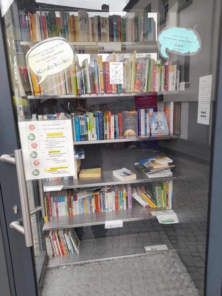 EinundzwanzigBi's tweet photo. In #Bitburg gibt’s nun auch #bitcoin Lektüre, für jeden zugänglich. Das kleine Bitcoin Buch steht seit heute im öffentlichen Bücherschrank, in der Fußgängerzone. #BringingBitcoinToThePeople #bitcoinbookchain https://t.co/E5e27Rl8Fk