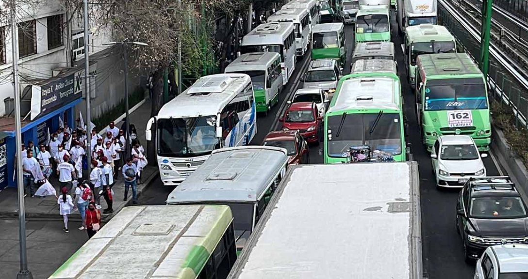 Así el acarreo para el mitin de <a href="/lopezobrador_/">Andrés Manuel</a> 

No caben los autobuses.

Foto de José Antonio García / Excélsior
