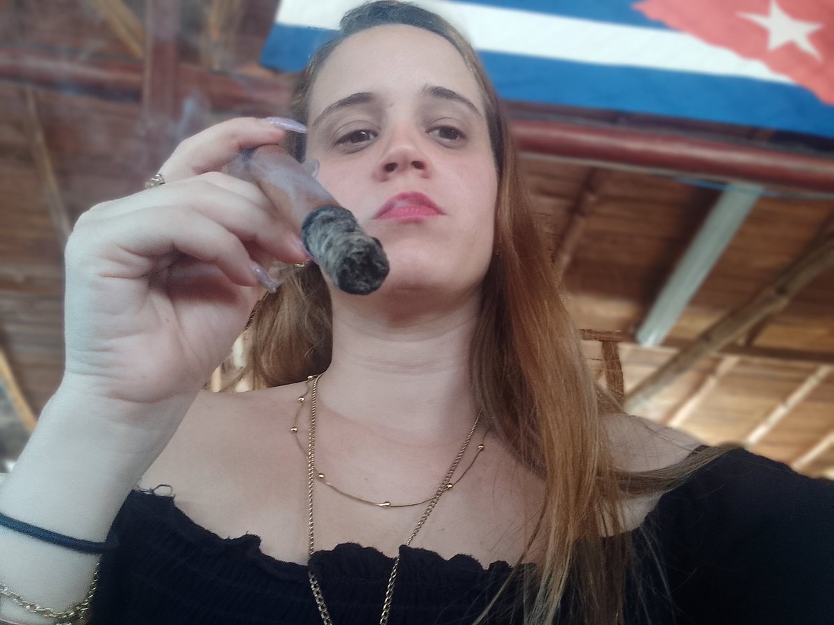 Ley_Elena91's tweet photo. De #PinardelRío para #Twitter
.
.
.
#habanos #Robaina @_yoanguerrero @AngelGM87 @ElClub_oficial @PedroMerino1 @rudypopi @ https://t.co/BZxU8fgVuI