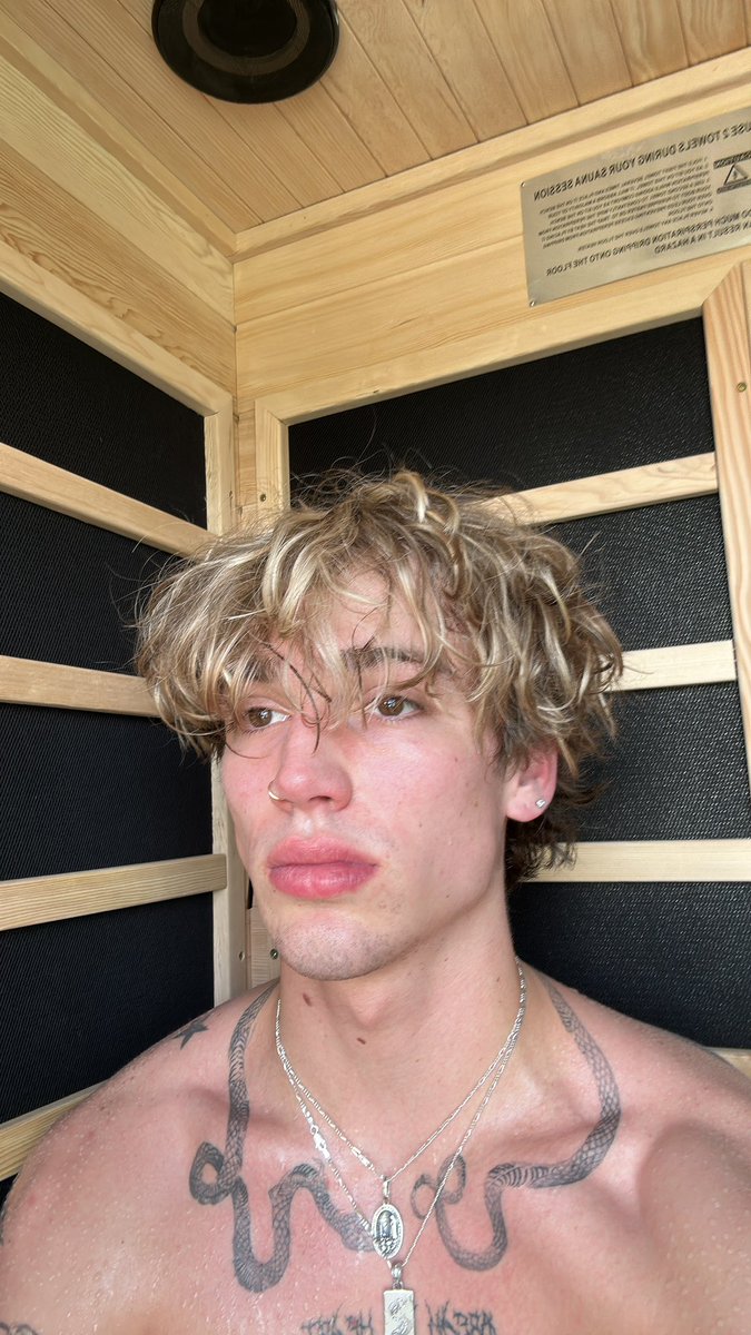 vinniehacker's tweet image. Haven’t left this sauna in 4 days