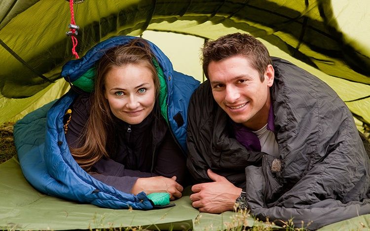 Ultimate Guide To The Best Sleeping Bags for Australia.  Learn more about how to choose the best option for your trip. bit.ly/3YGJYN7