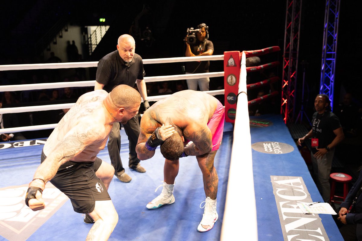 bkbbareknuckle's tweet photo. Thoughts on the stoppage? Eye poke or punch? #BYB16 https://t.co/5yDUzQLVek