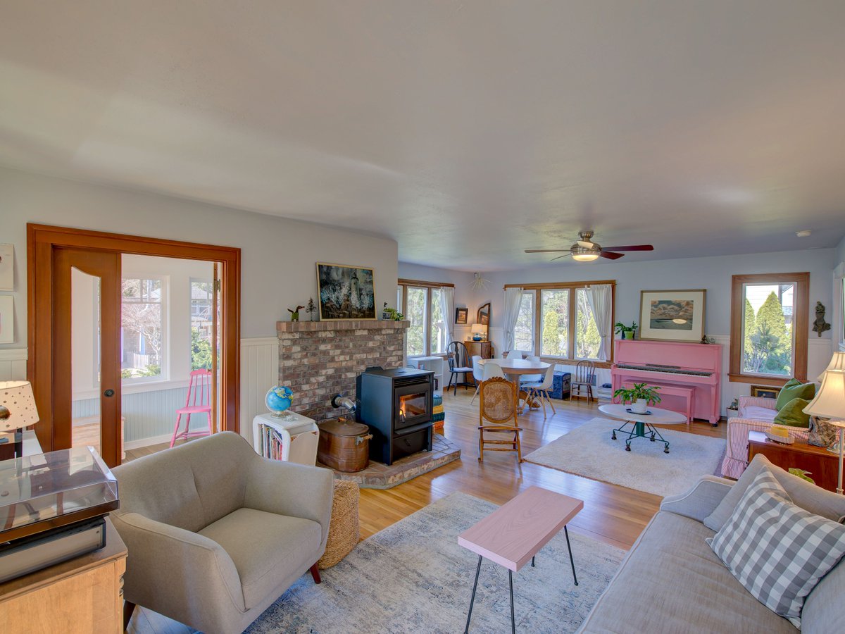 4 details that had us taking a second look these homes this week:

1️⃣  | These built-ins 🗝️2036576.rsir.homes 

2️⃣ | The art 🎨 2044151.rsir.homes 

3️⃣ | This unique Koi fish pond 🐟 2036660.rsir.homes 

4️⃣ | This pink piano 🎹 2042231.rsir.homes