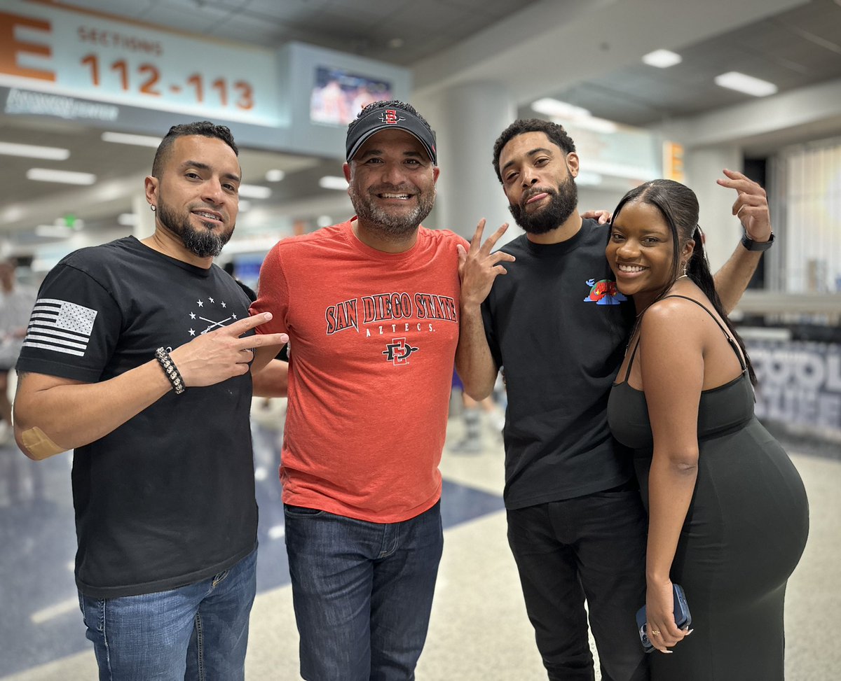 It’s a wrap for today’s #MarchMadness fun. Shoutout to Coach <a href="/jrluna11/">JR Luna</a> <a href="/One_FLA/">OneFLA</a> and <a href="/ATT/">AT&T</a> for making it happen!
It was an pleasure hanging with <a href="/ReggieSloan3/">Reggie Sloan</a> and <a href="/theAlexis____/">alexis</a> !
#LifeAtATT #OneFLA #ToTheMoon