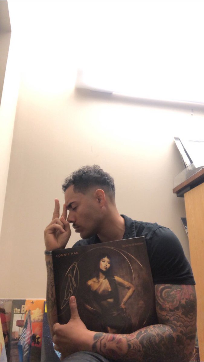 echtzeitklavier's tweet photo. Much love to @tiltheblackbear for taking a selfie 🤳🏼 with an autographed vinyl LP of #SecretsofInanna! I enjoyed meeting and chatting with you after performing @middlecjazz in North Carolina ❤️🎹❤️🎹 Snap a selfie with your vinyl LP/CD for a chance to be featured on my page! #conniehan #conceptalbum #creativemusic #jazz #jazzpiano #sumerianmythology #artmusic #spirituality #fanlove