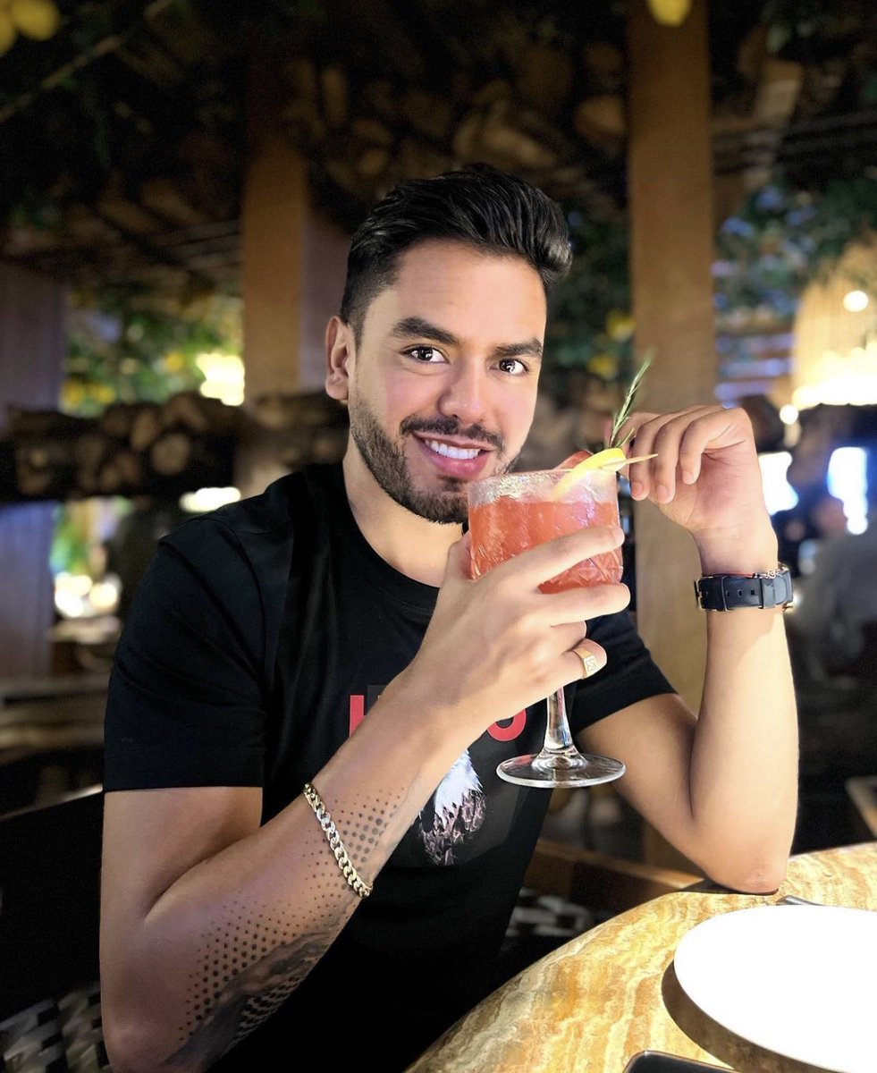 MariaClaudiaQL's tweet photo. Uuuuu por lejos que ese man es marica jajajajajaja😂😂 https://t.co/YNtlsAqPdl
