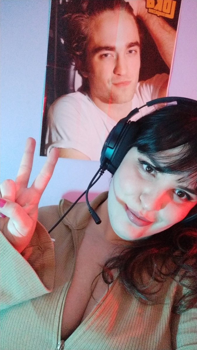 alba_lafu's tweet photo. Estamos en directo en Twitch https://t.co/zs34nOaJNW 😍🙈🤡 https://t.co/gwE3gBTMUK