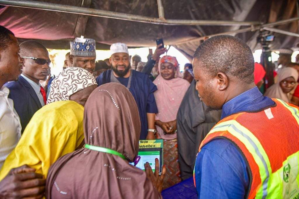 Bagosupportgrup's tweet photo. Alhamdulillah the Gubernatorial Candidate Hon Umar Bago @HonBago alongside his wife, the incoming First lady of Niger State just cast their vote.
Please our supporters endeavor to go out there and perform your civil rights too. 
#Vote4APC 
#BagoYakubu2023 
#StrongerTogether https://t.co/8JfBkI7JYn
