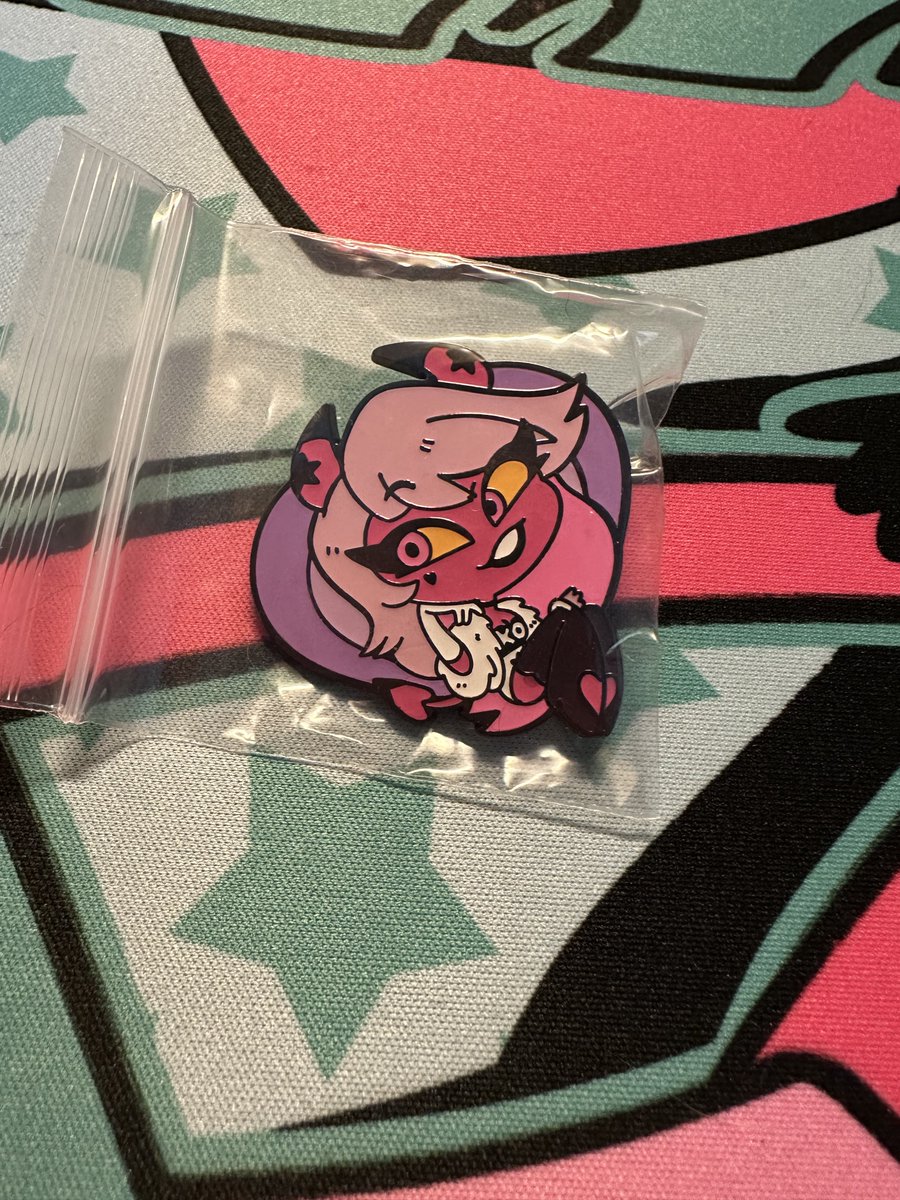 daisy_woozy's tweet photo. I’m so HAPPY!! This was the pin I wanted so much and thankfully someone was selling it now my this part of my pin looks nice. Before I just had an empty spot on the chibi row.
•
•
#HelluvaBoss #HelluvabossVerosika #HelluvaBosspin https://t.co/biiv3Jlg10