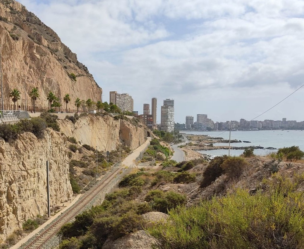 viasverdes_ffe's tweet photo. Futura #VíaVerde de Las Canteras en #Alicante, salida de lujo de la ciudad durante un par de km. @GVAterritori avanza en la Xarxa de Itineraries No motorizats de la @c_valenciana. Imaginamos que se incorporará a @EuroVelo_ES 8️⃣ https://t.co/Fxoil7Hd9b