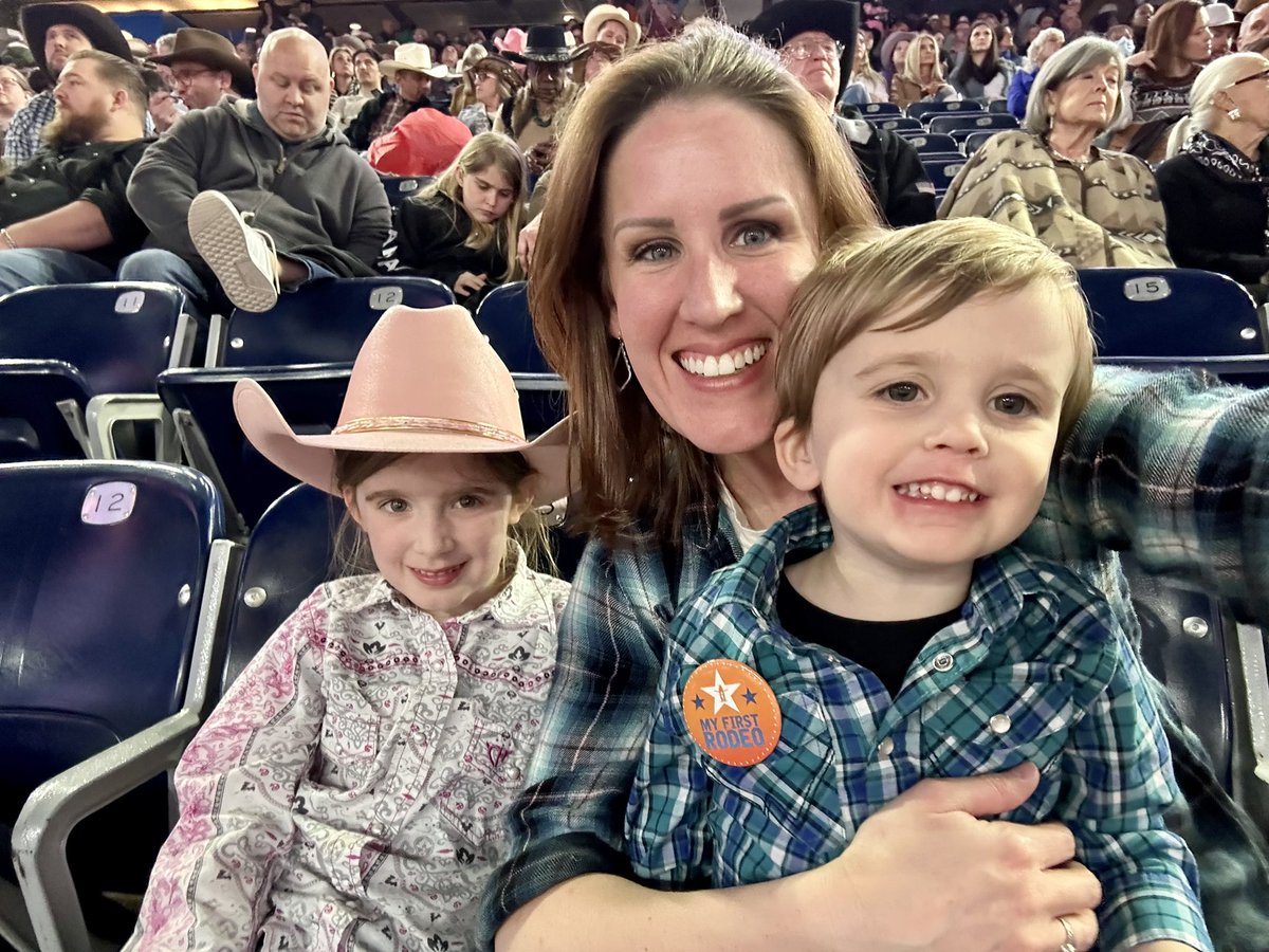 MsHernandez_AXO's tweet photo. #rodeohouston #hisfirstrodeo https://t.co/Z3vQSdBmpe