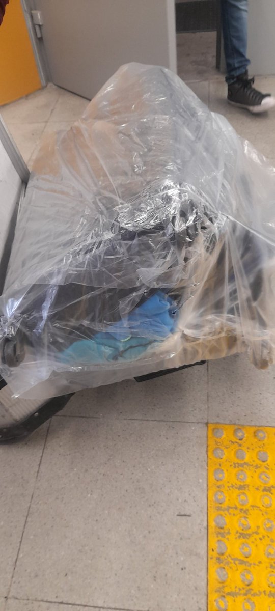 sandrasanza's tweet photo. Este es el estado en que quedo la maleta despues de vuelo en @LATAM_CHI ...envuelta en bolsa plástico e inservible. Y no se hacen responsables, según ellos es daño menor.  El colmo!!! Y además ni siquieran dan un numero de reclamo, son juez y parte!🤬🤬🤬
@SERNAC https://t.co/riHBQHvqp5