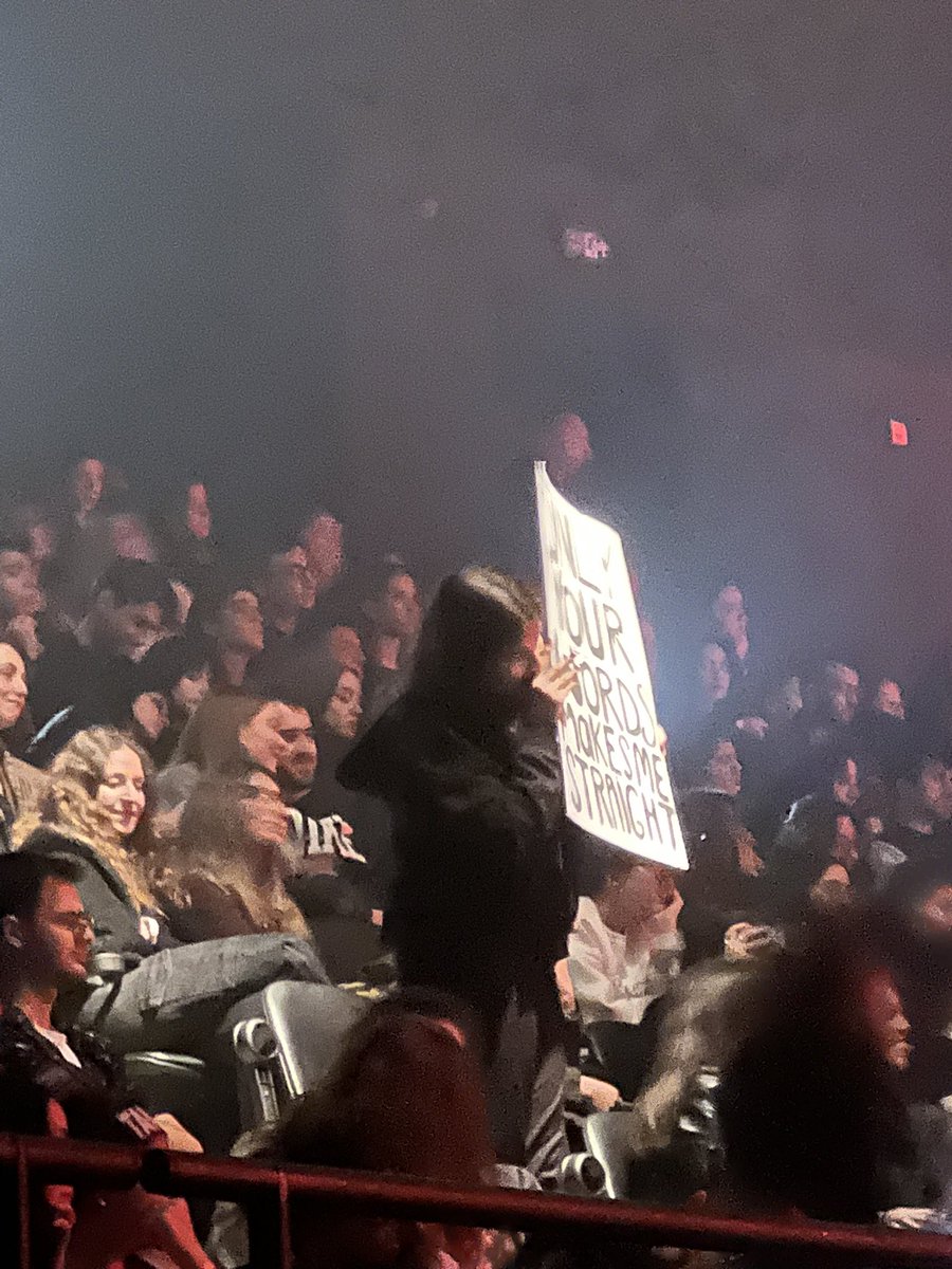 “Only your words makes me straight”

Tamino konserinden bir pankart.