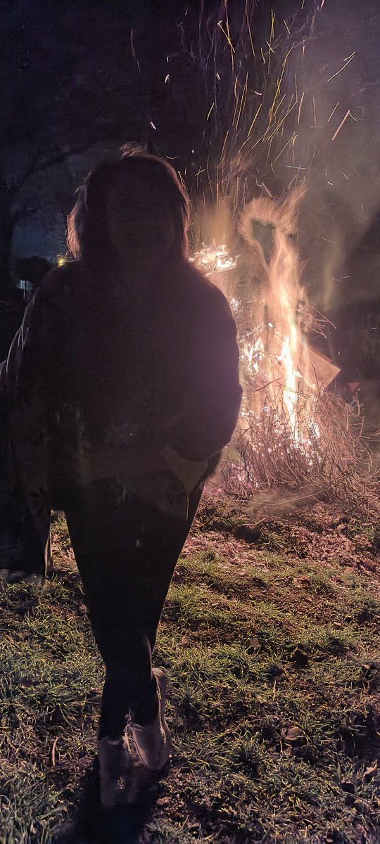 Castelluc6Mari1's tweet photo. Tradizioni #Lucane il falò di San Giuseppe. https://t.co/KDGMJMJxnC