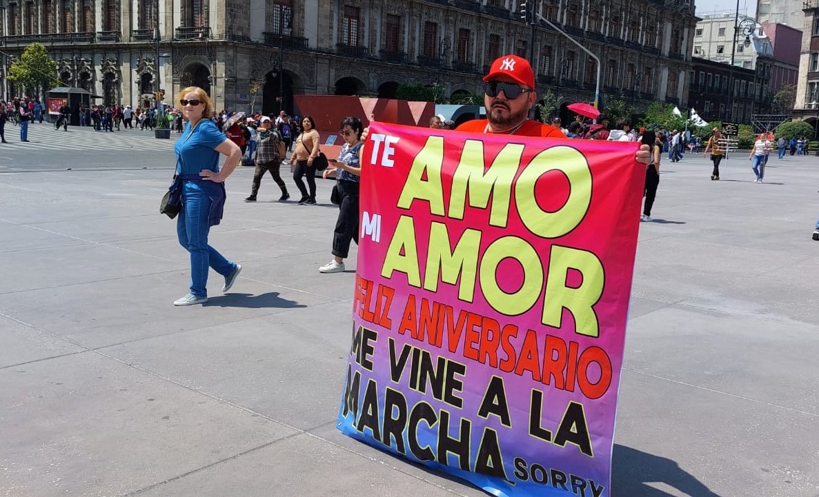 marissaperea's tweet photo. Para la esposa que anda buscado al marido para celebrar su aniversario #marchaAmlo https://t.co/MYbnfU0cyt