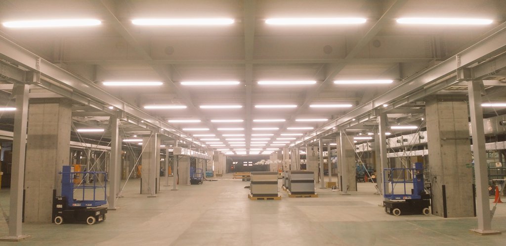 goda_CEO's tweet image. お、お前ら、単体で見るとただの光る棒のくせに……200台並ぶと何でそんなイケメンになるんだ！！僕もお前らみたいに暗闇に光を与える人間になりたい！！
#劇的ビフォーアフター 
#LED化