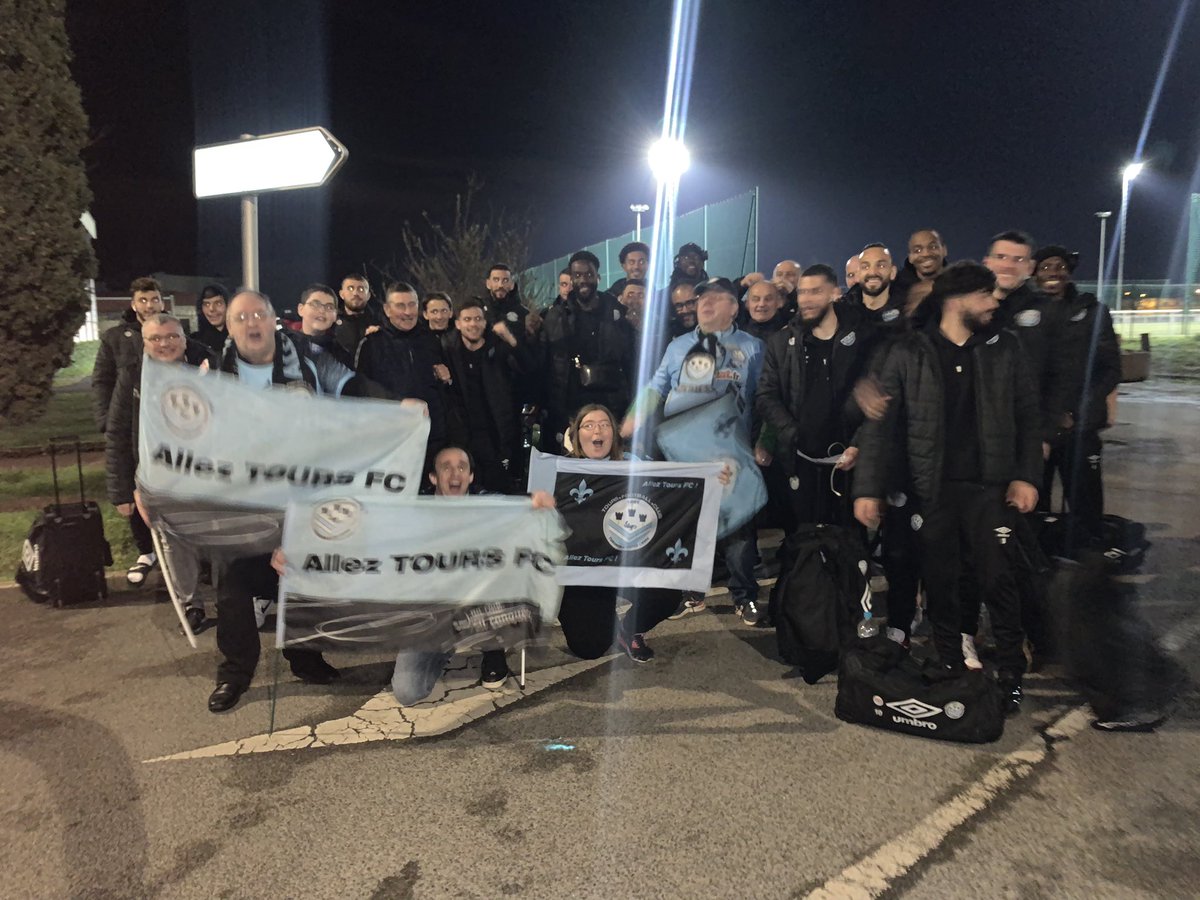 ToursFC's tweet photo. [#USOTOURS] | 2-3

Merci à nos fidèles supporters de nous avoir accueillis chaleureusement au siège du club 🫶💙

#National3 #ToursFC #TFCLaReconquête 🔵⚫️ https://t.co/TiloLevL5U