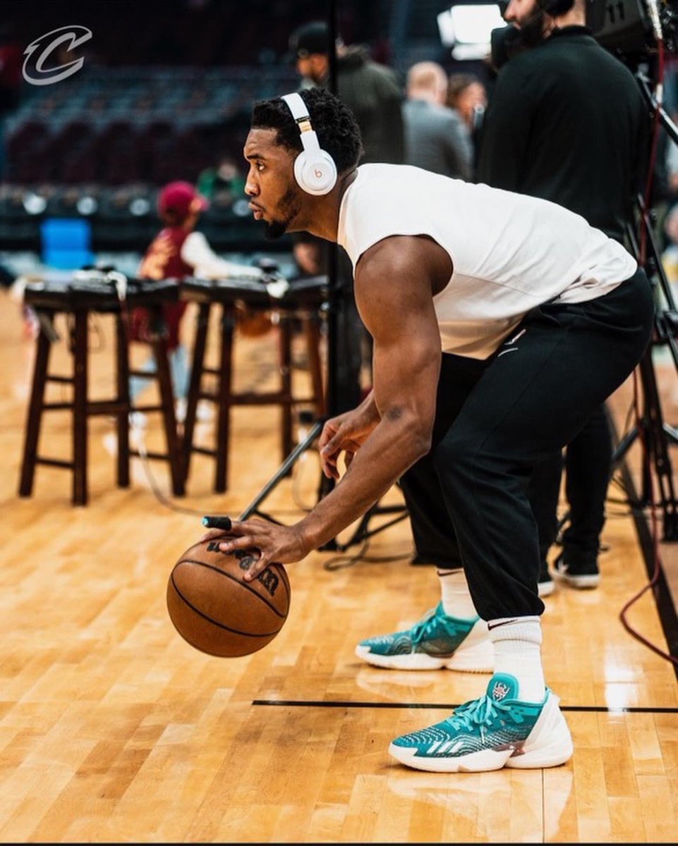 adidasHoops's tweet photo. Last night, we celebrated the women in @spidadmitchell’s life with his latest #DONISSUE4 International Women’s Day shoe. 

This colorway is inspired by Donovan’s mom, her sorority sisters and the strong women they surround themselves with everyday. 

#DONISSUE4 IWD available now https://t.co/TXaFGmzU1J