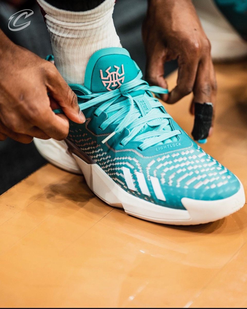 adidasHoops's tweet photo. Last night, we celebrated the women in @spidadmitchell’s life with his latest #DONISSUE4 International Women’s Day shoe. 

This colorway is inspired by Donovan’s mom, her sorority sisters and the strong women they surround themselves with everyday. 

#DONISSUE4 IWD available now https://t.co/TXaFGmzU1J