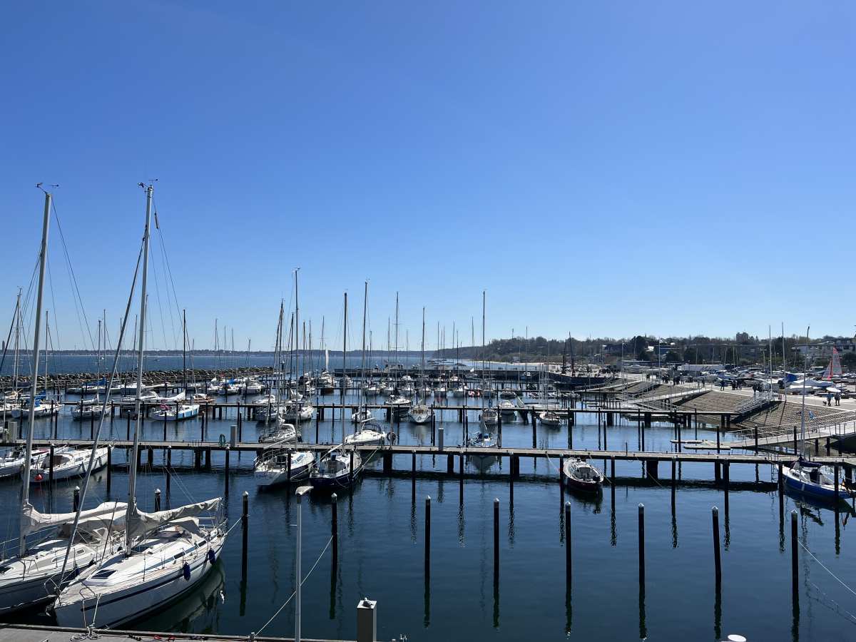 Cool_Beaches's tweet photo. #Kiel in #Germany here is a new picture gallery for you on https://t.co/A0BDfMsuhP: Sunny Easter weekend at the Schilksee Olympic Center and on the Kiel Fjord https://t.co/bQnbpImIZF https://t.co/kYZSQ0f8PO