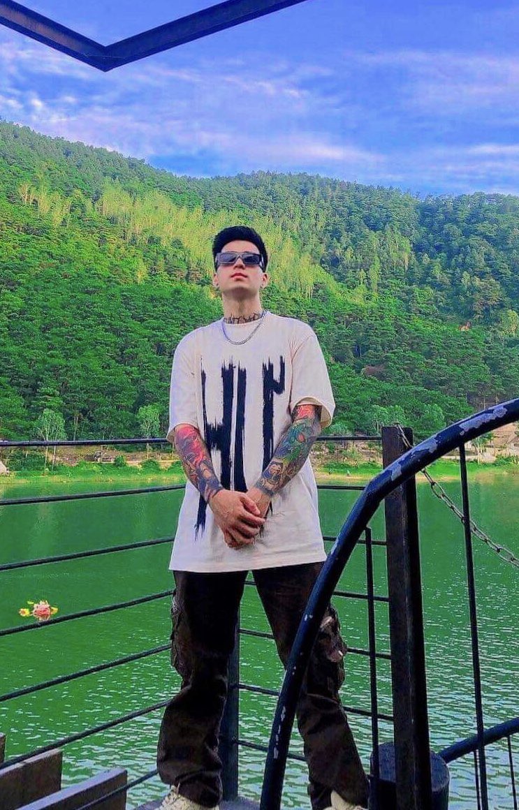 Tun44019297's tweet photo. Trời xanh mây nắng còn có nắng 🤘 https://t.co/Fl9M0G3oah