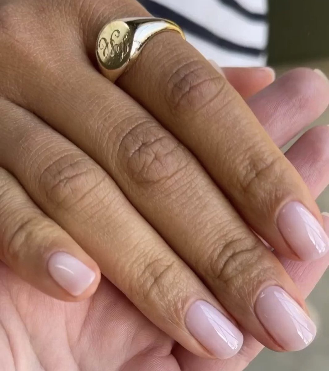 tomdayarchive's tweet photo. Zendaya wearing a ring with Tom's initials ❤️‍🩹 https://t.co/0U1ASUfjsu