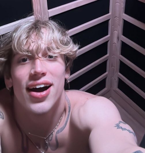 zianourrysm's tweet photo. vinnie in the sauna; a thread https://t.co/U8CfWN9mHM