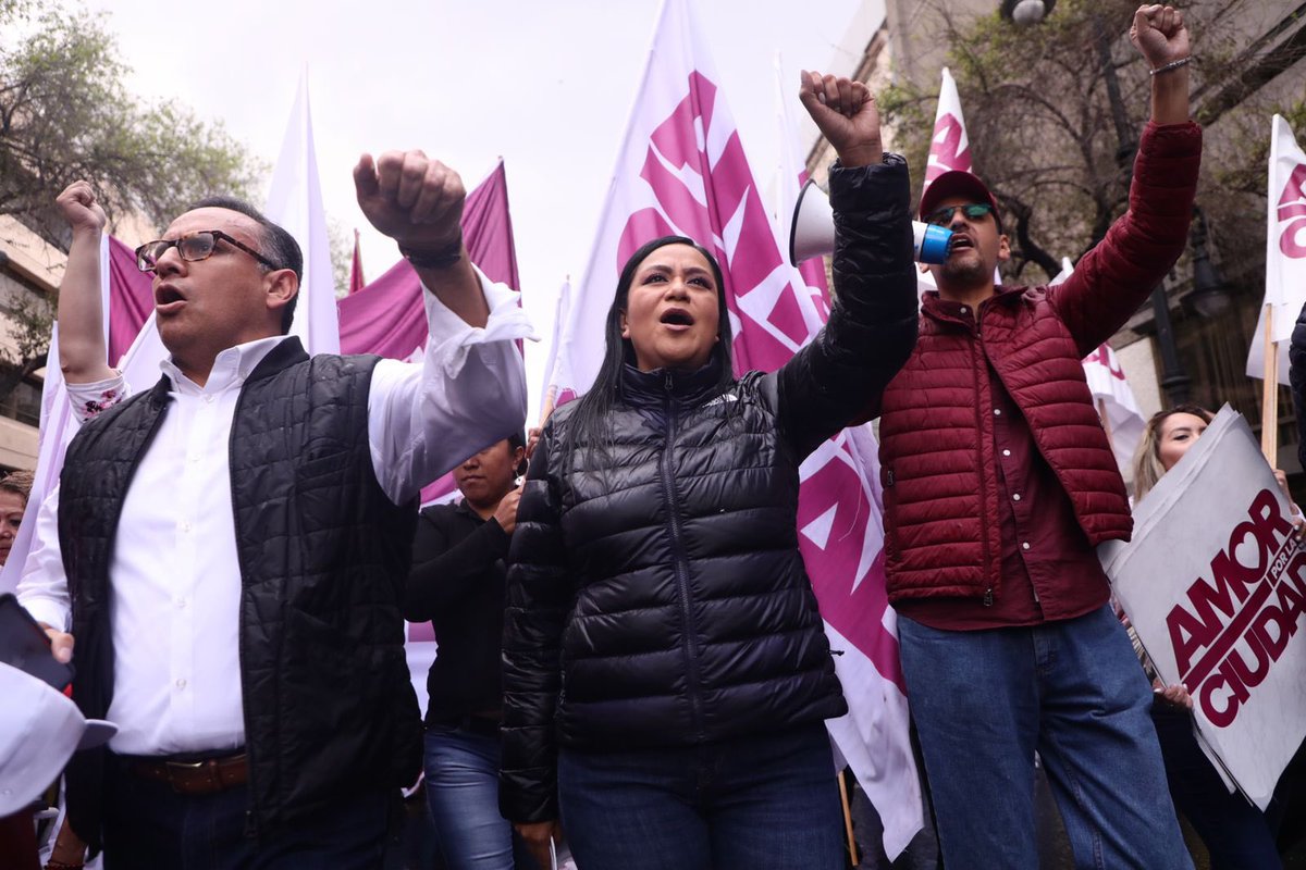 A_MontielR's tweet photo. Sentir el amor del pueblo reunido en un lugar emblemático para recordar un momento histórico, cuando se defendió el petróleo de los mexicanos y que en el Gobierno de la #4aTransformación seguimos defendiendo, es un honor y una gran motivación.
#PorElRescateDeLaSoberanía https://t.co/0EvBi8lkhd